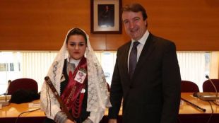 Una mujer leonesa coge el bastón de mando cumpliendo con la tradición de Santa Águeda