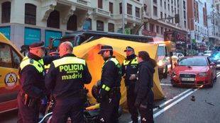 Fallece un motorista al chocar directamente contra un turismo en la Gran Vía