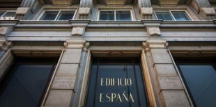 El Ayuntamiento contrató dos informes sobre el Edificio España semanas después de presentar sus resultados