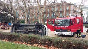 Vuelca un coche en el paseo del Prado y atropella a dos personas