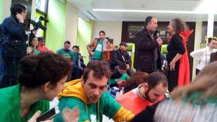 Un grupo de activistas antidesahucios okupan la sucursal de Bankia de la calle Mayor