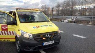 Dos heridos leves tras volcar su turismo a la altura de Fuentidueña del Tajo