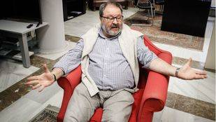 Acoso de agentes manifestantes a Barbero en la Plaza de la Villa por el nuevo plan de Policía Municipal