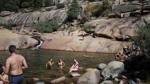 La Comunidad prohibirá el baño en las pozas de La Pedriza por la suciedad generada