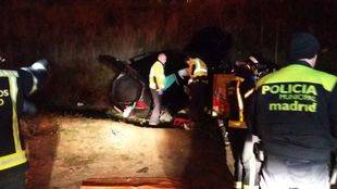 Herido un joven al caer con su vehículo por un terraplén de 10 metros