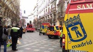 Un incendio en un establecimiento corta la calle Arenal
