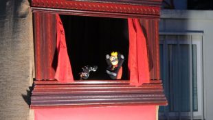 Los titiriteros piden al juez archivar su caso amparados bajo el derecho a la creación artística.