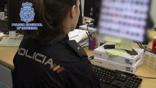 Detenida una mujer por difundir material pornográfico de niños