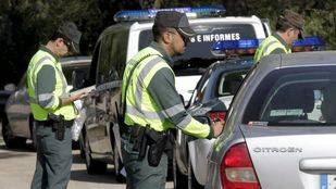 Una pareja de guardias civiles ayuda a una mujer a dar a luz en la A-1