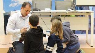 Aplican por primera vez en el mundo 'perroterapia' para aliviar el dolor abdominal asociado al estrés