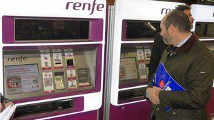 El abono transportes podrá recargarse desde este martes en las máquinas de Cercanías