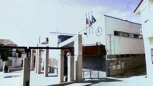 Concentración frente al Ayuntamiento de Serranillos por el despido del 20% de la plantilla