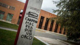 Nuevas pintadas contra Carmena en el monumento a las Brigadas Internacionales de la UCM