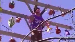 Vecinos de Robledo lapidan a un muñeco caracterizado de Pablo Iglesias