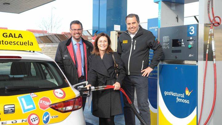 La directora general de Sostenibilidad y Control Ambiental del Ayuntamiento de Madrid, Paz Valiente, el director de Soluciones de Movilidad de Gas Natural Fenosa, José Ramón Freire, y el director general de Autoescuela Gala, Miguel Ángel Blánquez