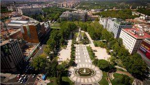 Una guardia civil vestida de Rambo y con rifle de juguete causa alarma en Plaza de España