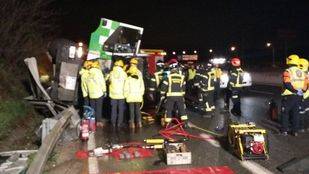 Grave el conductor de un camión de la basura tras volcar en la A-3