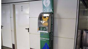 El desfibrilador le salva la vida a un hombre de 72 años en un polideportivo