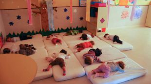 Las escuelas infantiles de titularidad municipal de Madrid temen que los nuevos contratos comprometan la calidad educativa
