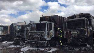 Arden 4 camiones de basura por un incendio en Villanueva de la Cañada