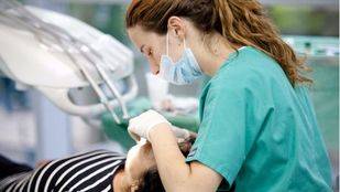 El COEM tacha de "presunto fraude" el cierre de una clínica dental en Carabanchel