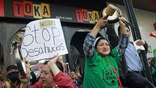 El fuerte blindaje policial evita una cacerolada de la PAH en la sede del PP