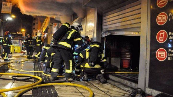 Los bomberos sofocan las llamas del incendio de Goya.