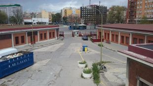 Los vecinos vuelven al mercado de Legazpi para pensar su futuro