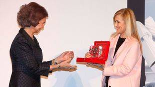 Cifuentes entrega a la Reina Doña Sofía el Premio Excelente de España por su labor humanitaria