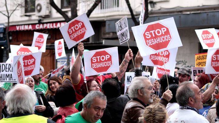Cacerolada de la PAH en la sede del PP de Madrid