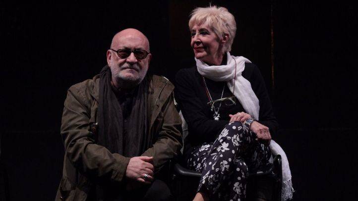 La actriz posa al lado del director de la obra Ernesto Caballero