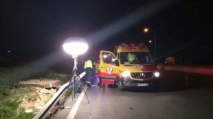 Un motorista pierde una mano al chocar con un guardarrail