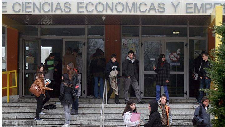 estudiantes universitarios alas puertas de la Facultad de Economicas y Empresariales de la Complutense. (Archivo)