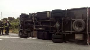 Un camión vuelca y derrama carburante en San Martín de Valdeiglesias sin producir heridos