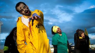 Zombis tras la Torre Eiffel de Torrejón en la 'Survival' de este sábado