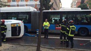 Tres heridos leves tras volcar un taxi en la Castellana