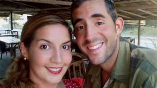 Familiares de los madrileños desaparecidos en Malasia recaudan fondos para continuar su búsqueda