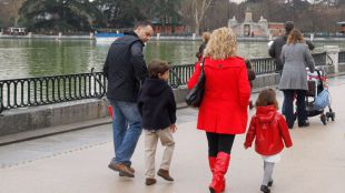 Cifuentes propondrá al Gobierno ampliar la baja por maternidad y las horas de lactancia