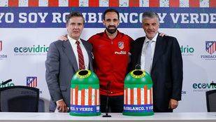 El Atlético de Madrid anima a reciclar vidrio en minicontenedores rojiblancos