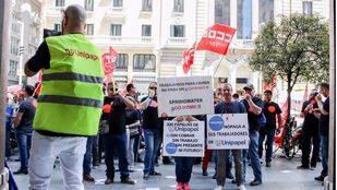 Trabajadores de Unipapel protestan en Gran Vía ante la amenaza de 300 despidos