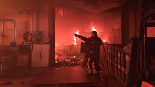 Un incendio calcina tres naves industriales en Velilla