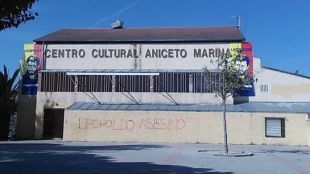 Pintadas de 'asesino' para recibir al padre de Leopoldo López en Brunete