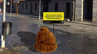 Una caca andante de tres metros: la irreverente campaña de Torrelodones sobre heces caninas