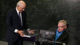 El presidente de la Fundación BBVA entrega en Cambridge el premio Fronteras del Conocimiento en Ciencias Básicas a Stephen Hawking