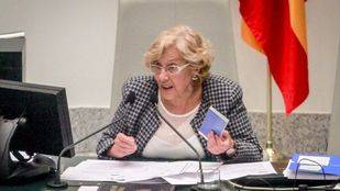 Carmena demuestra con la chequera en mano cómo pagó su casa de 240.000 euros