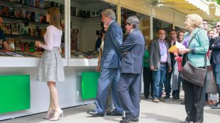 La reina inaugura la Feria del Libro comprando un cómic de Alan Moore