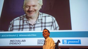 Assange alaba el 15-M por haber metido "miedo" al poder