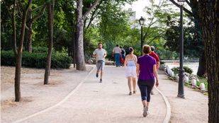 Gente paseando en la Casa de Campo de Madrid (Archivo)