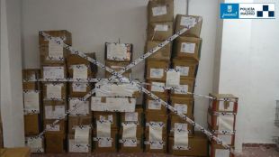 Requisadas más de 1.400 prendas falsas en un local de Tirso de Molina