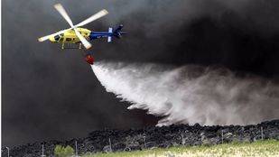Los bomberos remueven la tierra para conseguir la extinción total del fuego de Seseña